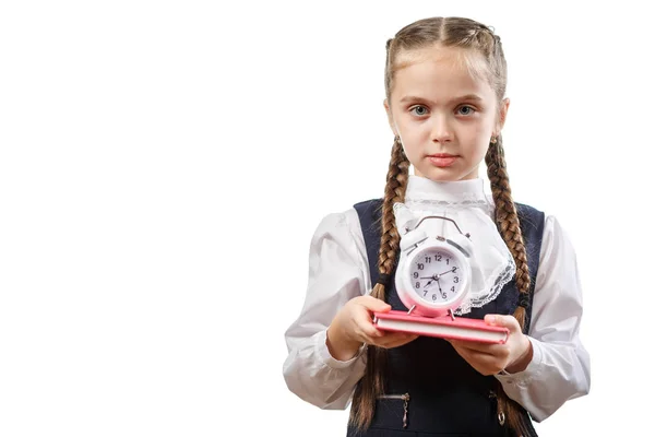 Aprendizaje niña mantenga el reloj de alarma en el libro Copyspace —  Fotos de Stock
