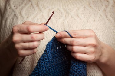 Örgü ipliğinden örülmüş kız örgüleri. Tığ işi kalın iplikler. Ev Konforu.