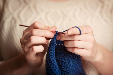 Süveterli Kadın Örgü Örüyor Kancalı