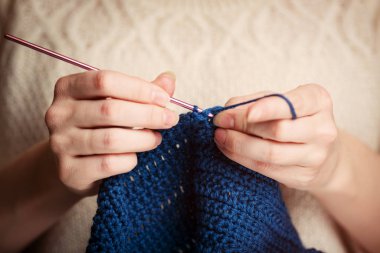 Süveterli Kadın Örgü Örüyor Kancalı