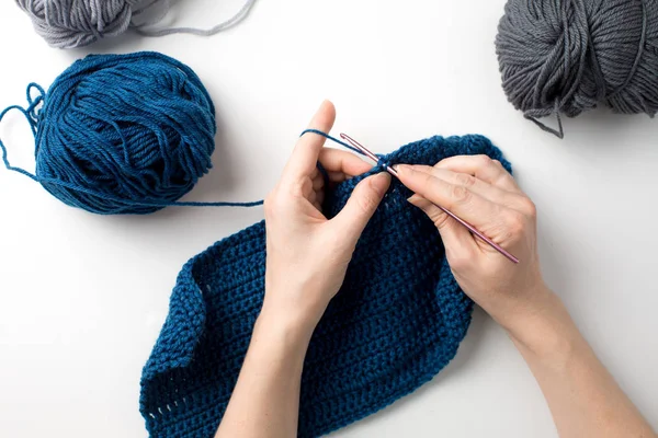 Character Woman Knitting Scarf with Blue Thread — 스톡 사진
