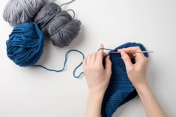 Женское вязание ручной работы с нитью и иглой — стоковое фото