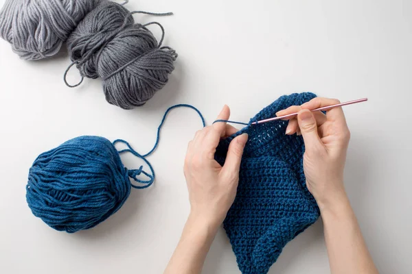 Esarfa de tricotat de mana a femeii, Conceptul de handcraft — Fotografie, imagine de stoc
