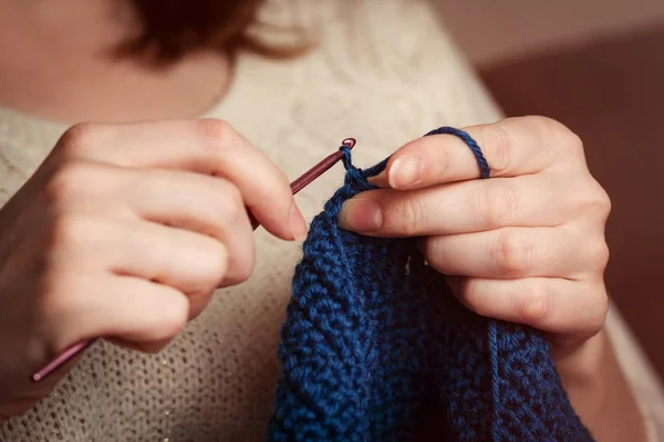 Haak. Vrouw haak donkerblauwe garen. Close-up van de handen. — Stockfoto