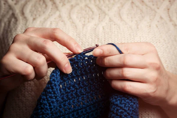 Close up of hands knitting — Stock Photo, Image