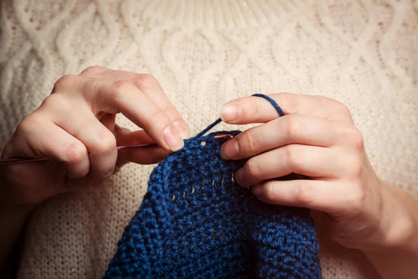 A menina malhas de tricô fio. Threads grossos de crochê. Home Conforto . — Fotografia de Stock