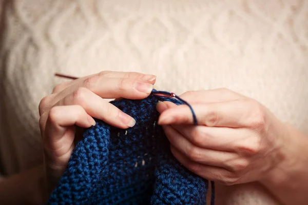 A menina malhas de tricô fio. Threads grossos de crochê. Home Conforto . — Fotografia de Stock