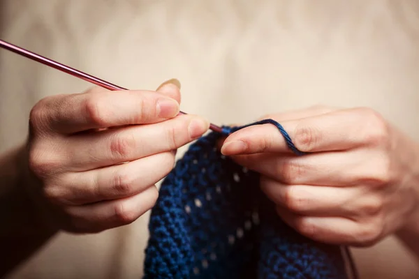 Jonge vrouw in trui breien met haak haak haak — Stockfoto