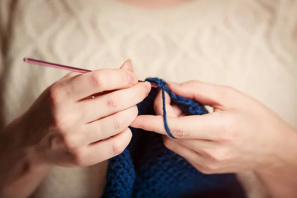 Ung kvinna i vit tröja Stickning Handarbete — Stockfoto