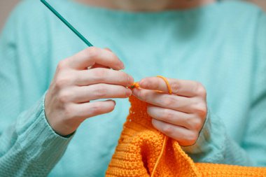 Kadın Elleri Yün Örgü İpliği 'nin yakın çekimi. Yatay fotoğrafa yakın çekim. Serbest Yaratıcı Çalışma ve Yaşam Konsepti