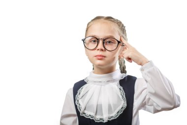 Gözlüklü Güzel Öğrenci Jest Takma Uzayı Düşün. Zeki beyaz kız öğrenci beyaz arka planda geleneksel okul üniforması giyer. Şirin Bayan Öğrenci Bakış Ciddi Çalışma Süreci Eğitim Konsepti