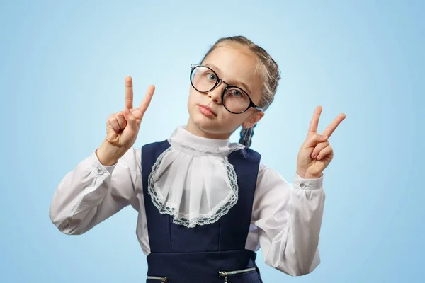 Happy Student Girl Show Sign Gesto Copyspace Pretty Caucasian Learner — Foto de Stock