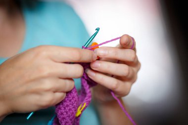 Tığ işi. Kadın örgü işi lacivert iplik. Ellerin Yakın Çekimi.