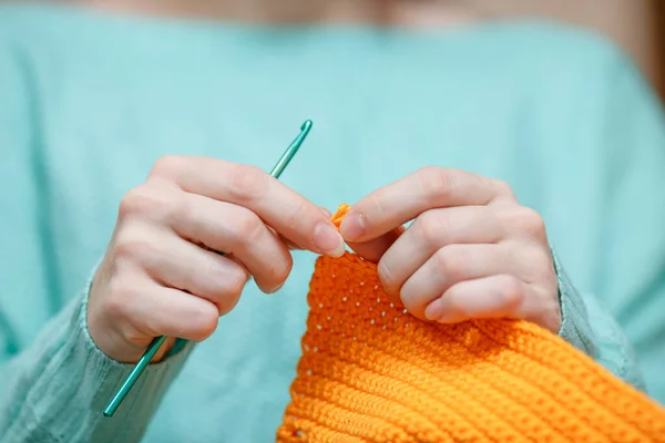 Primer plano de mujer mano ganchillo suéter de lana —  Fotos de Stock