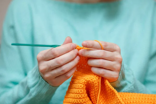 Close up de mulher mão Crochet blusa de lã — Fotografia de Stock