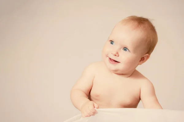 Schattig Kaukasisch Baby Glimlach Kopie Ruimte Portret. getemperd beeld — Stockfoto