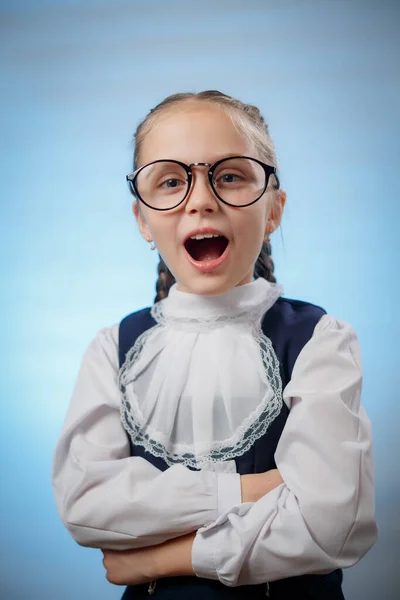 Schattig Klein Schoolmeisje Draagt Bril Blauwe Achtergrond Het Concept Van — Stockfoto