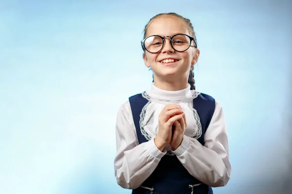 Linda Colegiala Gafas Sonrisa Implorar Gesto Pretty Caucasian Mujer Estudiante —  Fotos de Stock