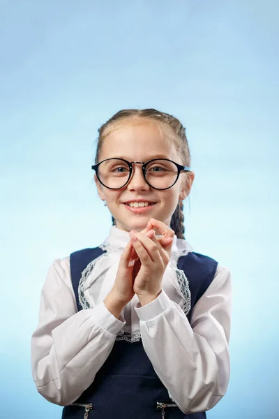 Linda Colegiala Gafas Sonrisa Implorar Gesto Pretty Caucasian Mujer Estudiante —  Fotos de Stock