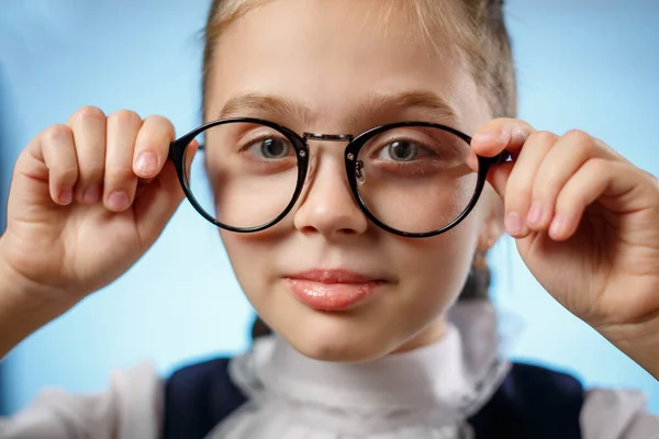 Pretty Primary Schoolgirl Pruebe Gafas Primer Plano Estudiante Elegante Usa —  Fotos de Stock