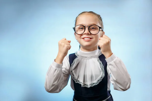 Linda Colegiala Primaria Hacer Puño Fondo Azul Funny Caucasian Girl — Foto de Stock