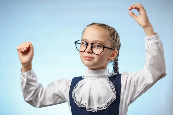 Bonita Colegiala Gafas Levantar Las Manos Copyspace Aprendizaje Caucásico Inteligente —  Fotos de Stock