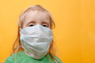 Beyaz Maskeli Küçük Bir Çocuk. Coronavirus. Çocukları Salgından Korumak. Metin İçin Yer