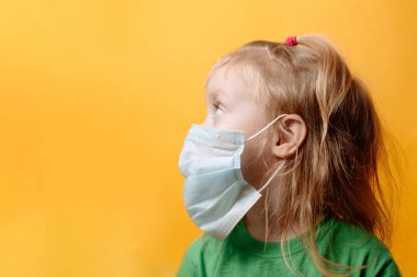 Beyaz Maskeli Küçük Bir Çocuk. Coronavirus. Çocukları Salgından Korumak. Metin İçin Yer