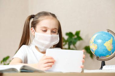 Uzaktan öğrenme çevrimiçi eğitim. Liseli kız evde dijital tablet dizüstü bilgisayarla ders çalışıyor ve okul ödevi yapıyor..