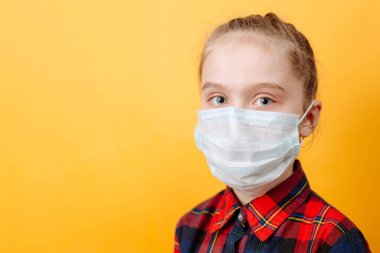 Sarı Arkaplanda Tıbbi Maskeli Bir Genç Kızın Portresi