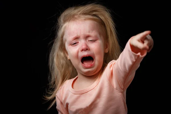 Pobre Niña Está Llorando Histéricamente Señalando Con Dedo Abusador Cabello — Foto de Stock