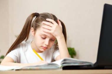 Beyaz tişörtlü küçük kız ödevini yapıyor. Gün Işıklı Parlak Oda, Bağımsız Kız, Eğitim