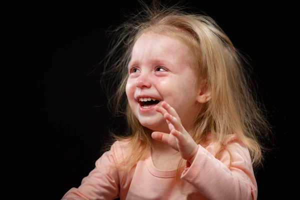 Niña Emocional Llorando Gritando Con Boca Abierta Fondo Oscuro —  Fotos de Stock