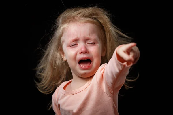 Pobre Niña Está Llorando Histéricamente Señalando Con Dedo Abusador Cabello — Foto de Stock