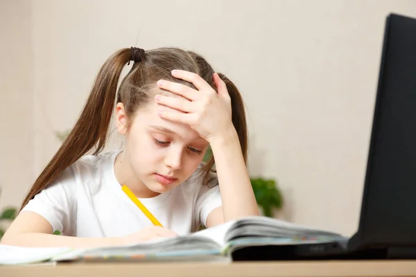 Beyaz tişörtlü küçük kız ödevini yapıyor. Gün Işıklı Parlak Oda, Bağımsız Kız, Eğitim