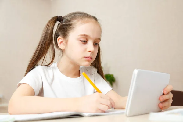 Online Onderwijs Afstand School Meisje Thuis Studeren Met Digitale Tablet — Stockfoto