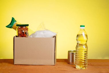 Yoksullar için destekleyici konut ya da gıda bağışı.