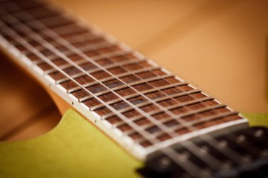 Elektronik gitar - seçici odaklı yakın çekim.