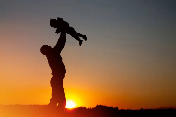 Happy Parent Father Baby Silhouette Park Nature Sunset — Stock Photo, Image