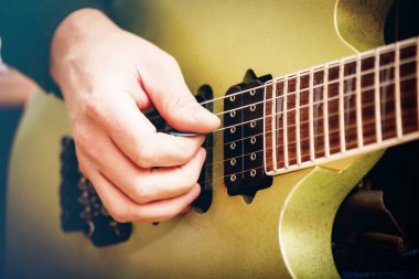 Stüdyoda Elektro Gitar Çalan Müzisyen. Ayarlanmış Resim