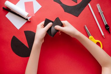 Evdeki kâğıttan yarasa yapmayı. Ellerin kağıttan el işi yapıyor. Adım adım fotoğraf talimatları. Dördüncü adım. Bir kafa oluşturuyorum. Çocuklar Sanat Projesi.