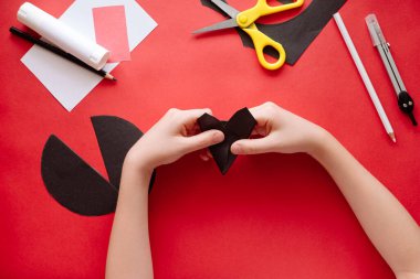 Evdeki kâğıttan yarasa yapmayı. Ellerin kağıttan el işi yapıyor. Adım adım fotoğraf talimatları. Beşinci adım. Bir kafa oluşturuyorum. Çocuklar Sanat Projesi.