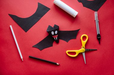 Evdeki kâğıttan yarasa yapmayı. Ellerin kağıttan el işi yapıyor. Adım adım fotoğraf talimatları. 11. adım. DIY hazır..