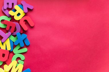 Kırmızı Arkaplanda Farklı Renklerde Alfabe Harfleri. Alfabe Çalışması, ABC, Eğitim Konsepti.