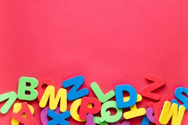 Kırmızı Arkaplanda Farklı Renklerde Alfabe Harfleri. Alfabe Çalışması, ABC, Eğitim Konsepti.
