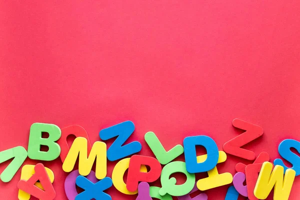 赤の背景に異なる色のアルファベットの文字 アルファベット研究 Abc Education Concept — ストック写真