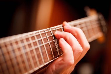 Sahnede Gitar Çalan Adam. Müzikal konser. Kapat.