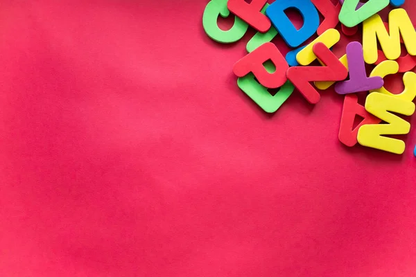 Buchstaben Des Alphabets Verschiedenen Farben Auf Rotem Hintergrund Alphabet Studie — Stockfoto
