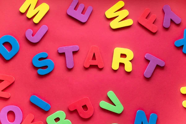 Wort Start Aus Plastikmagnetbuchstaben Auf Rotem Hintergrund — Stockfoto