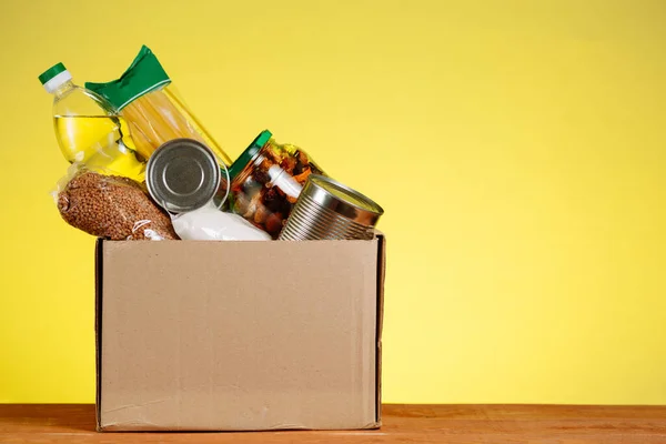 Concetto Donazione Cibo Scatola Donazione Con Cibo Donazione Sfondo Giallo — Foto Stock